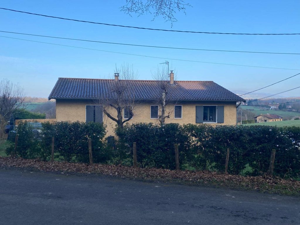 Maison avec toiture en tuiles béton avant démoussage avec présence de mousses et salissures à frontenas
