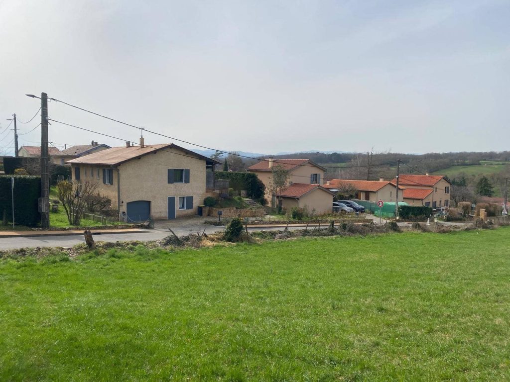 Maison individuelle avec toiture nettoyée dans le beaujolais