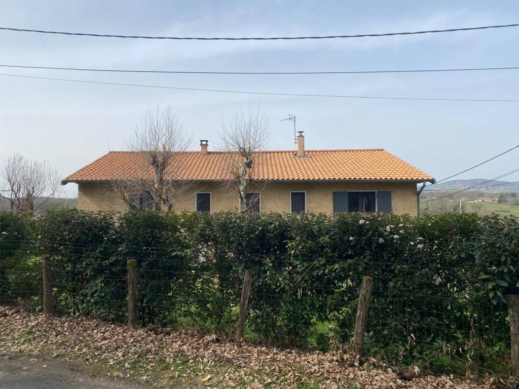 Toiture en tuiles béton rénovée après démoussage et traitement hydrofuge à frontenas dans le beaujolais